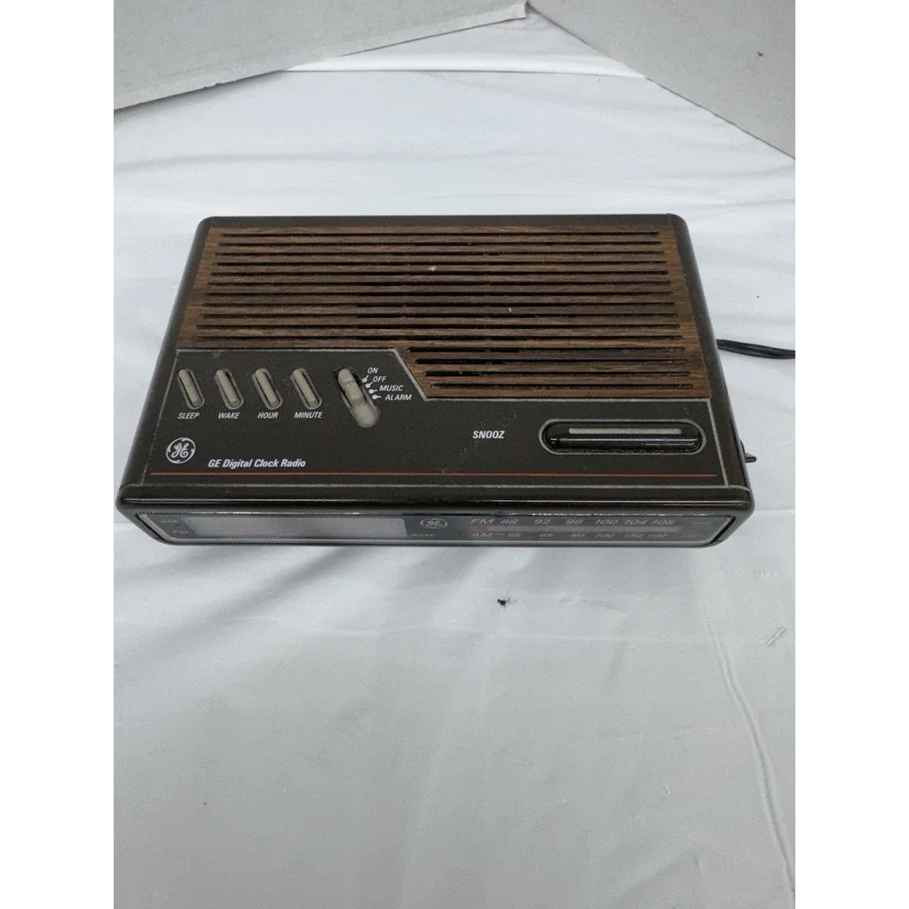 GE Vintage 1980s Digital AM/FM‎ Woodgrain Clock Radio Alarm Model 7-4612A Works